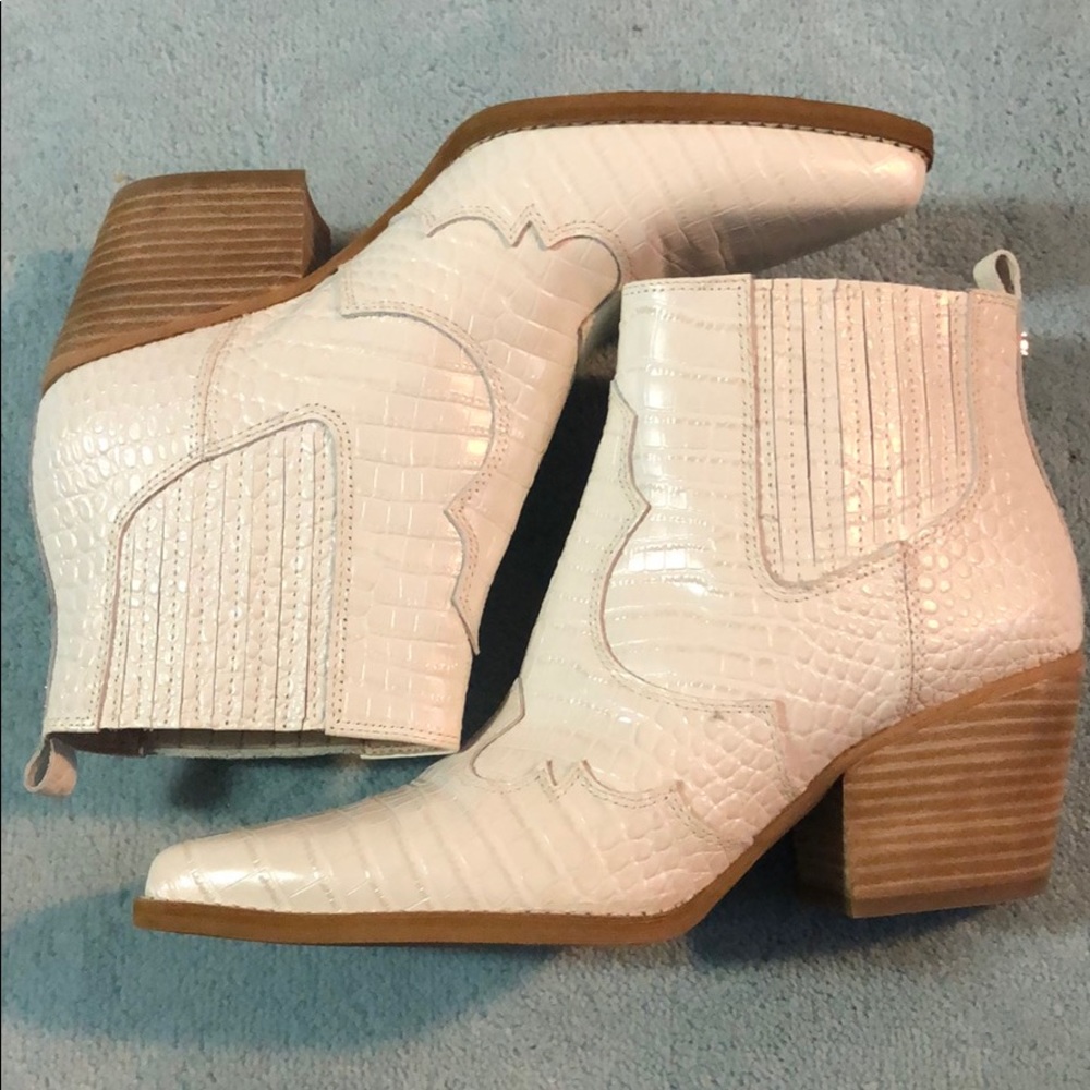 White croco cowboys boots